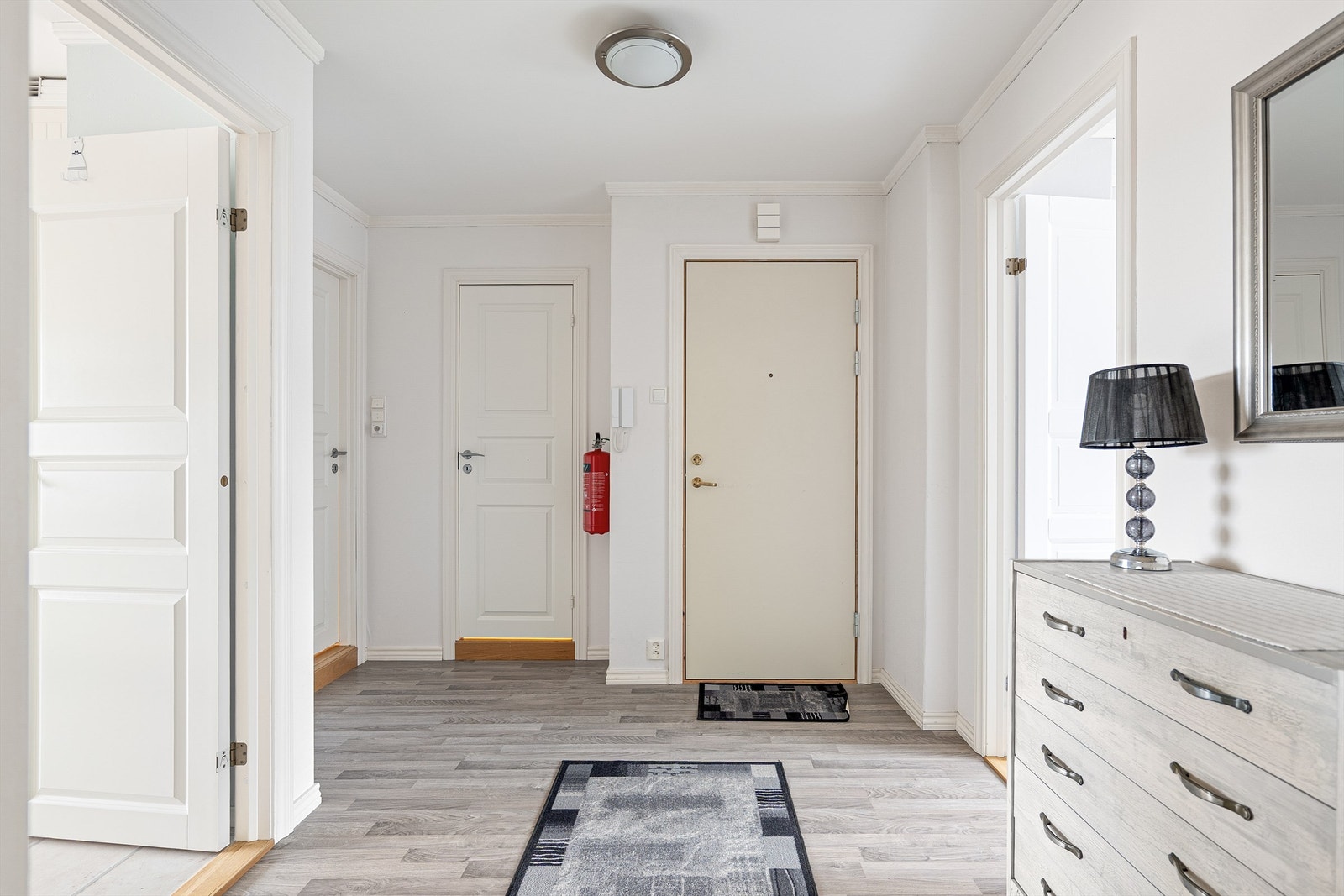 Badet og toalettrommet er begge lett tilgjengelig fra entreen. Galleribilde