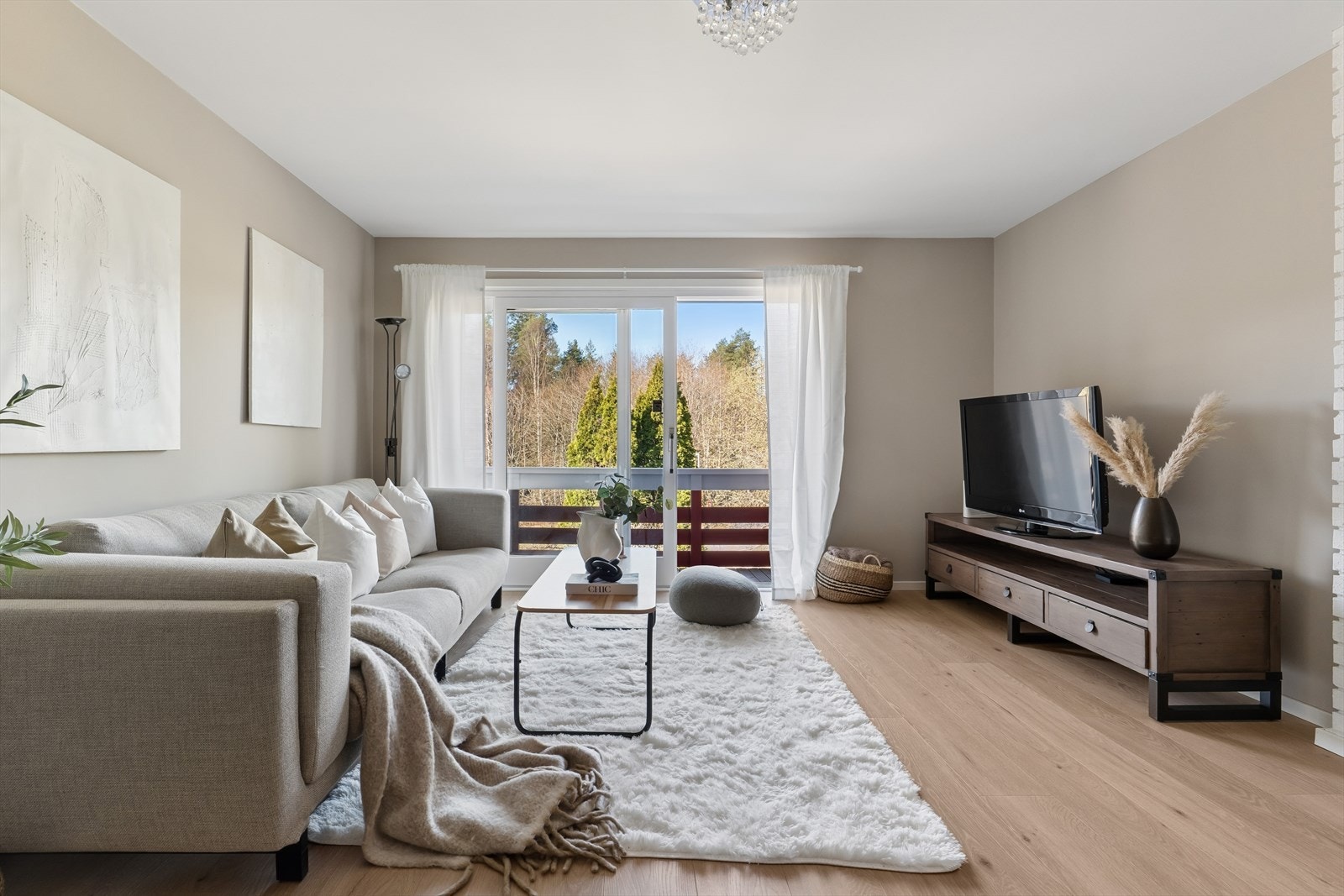 De store vindusflatene og skyvedøren i malt tre gir rikelig med naturlig lys. Galleribilde