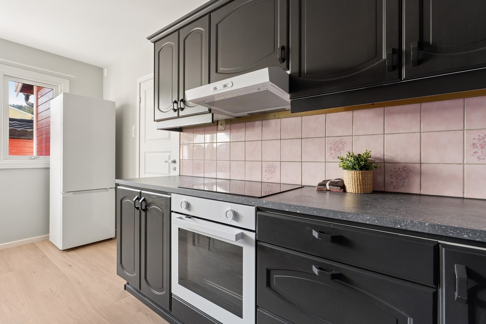 Kjøkkenventilator med avtrekk direkte ut sikrer godt inneklima under matlaging. Galleribilde