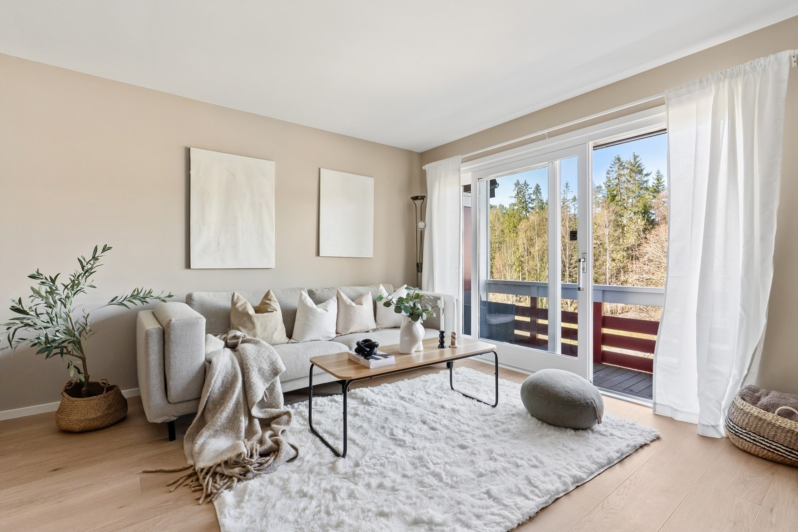 Fra stuen er det utgang til en balkong på 5,4 m², som fungerer som en fin forlengelse av rommet. Galleribilde