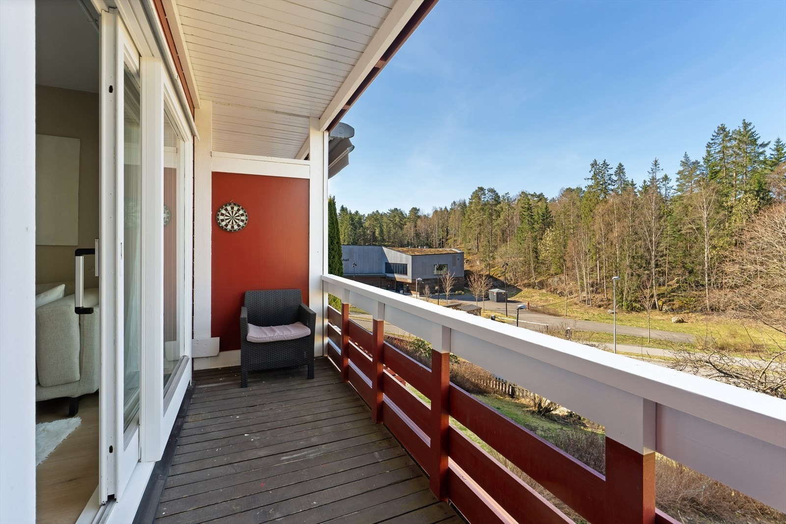 Balkongen i første etasje måler 5,4 m² og har god plass til en sittegruppe. Galleribilde