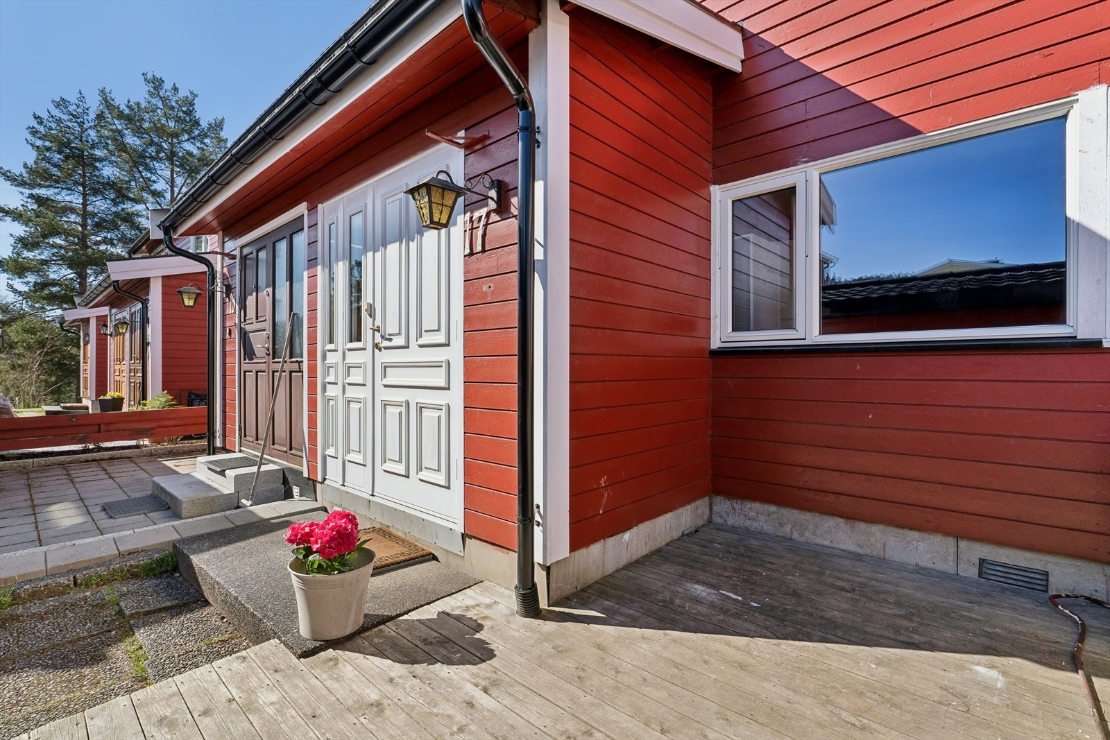 Egen inngang med en praktisk utebod på 5,5 m² for ekstra lagring. De fleste vinduer er skiftet i 2023 og 2026. Galleribilde