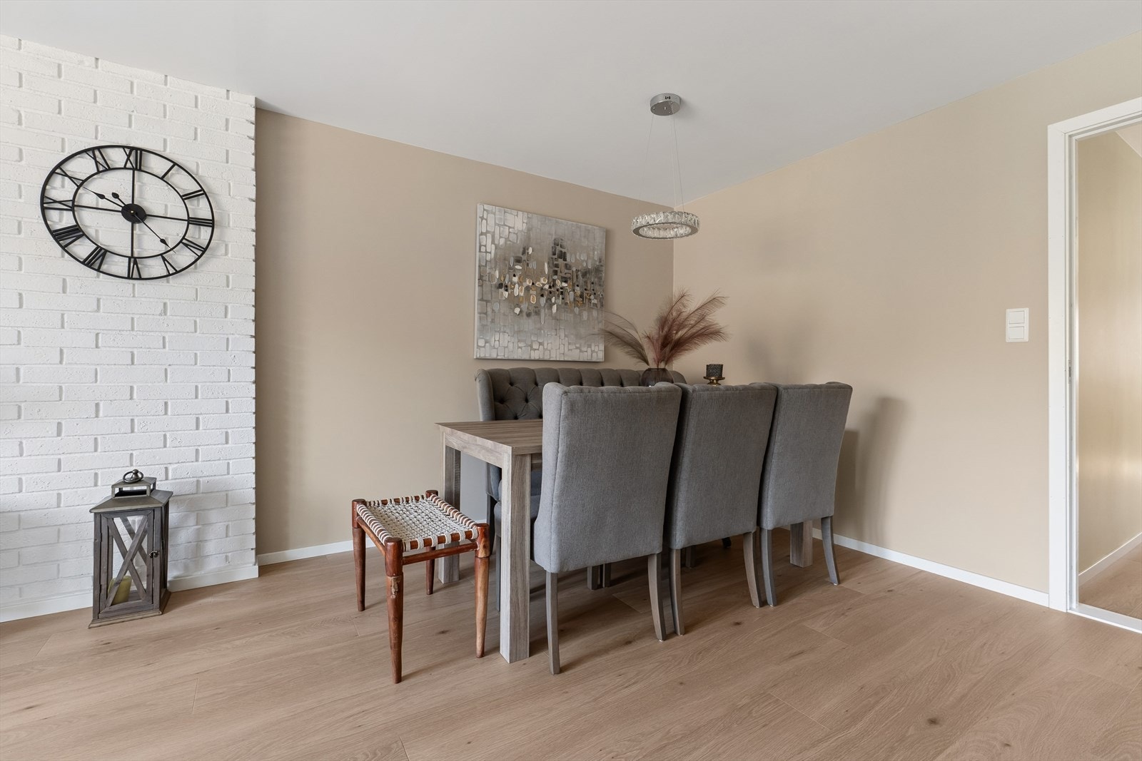 Spisestuen har god plass til et langbord for hyggelige sammenkomster med familie og venner. Galleribilde