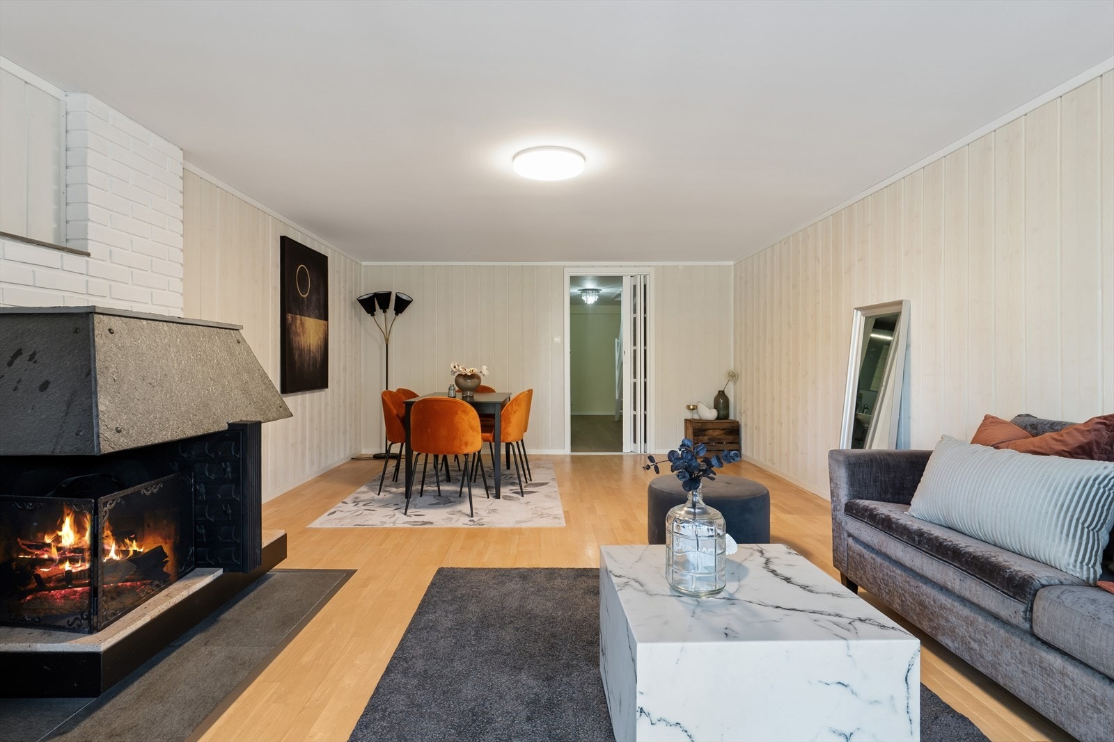 Kjellerstuen er et lunt og hyggelig rom, med en åpen peis som gir ekstra varme og atmosfære. Galleribilde