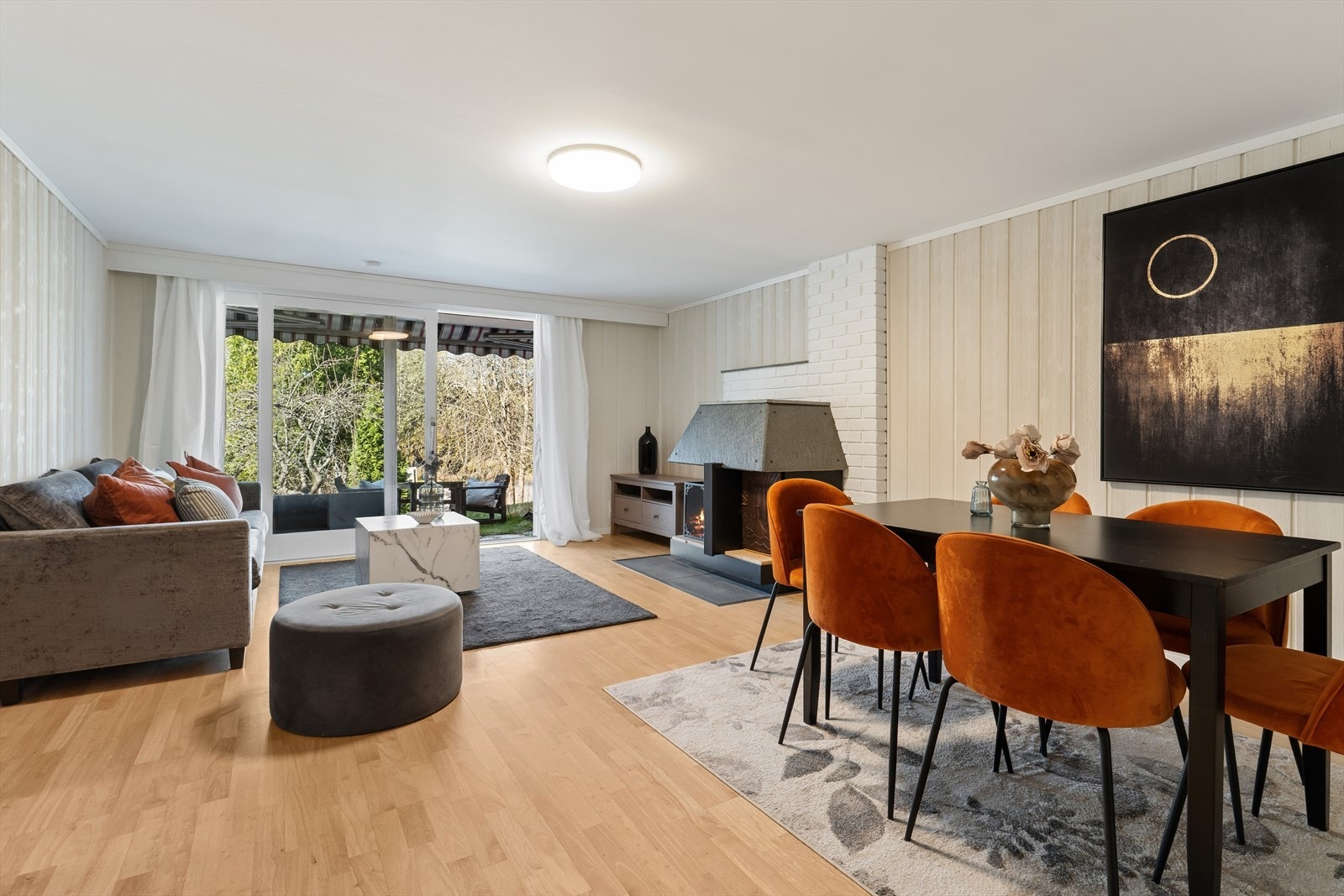 Herfra er det direkte utgang til en hellebelagt terrasse på 11 m² og hagen. Galleribilde