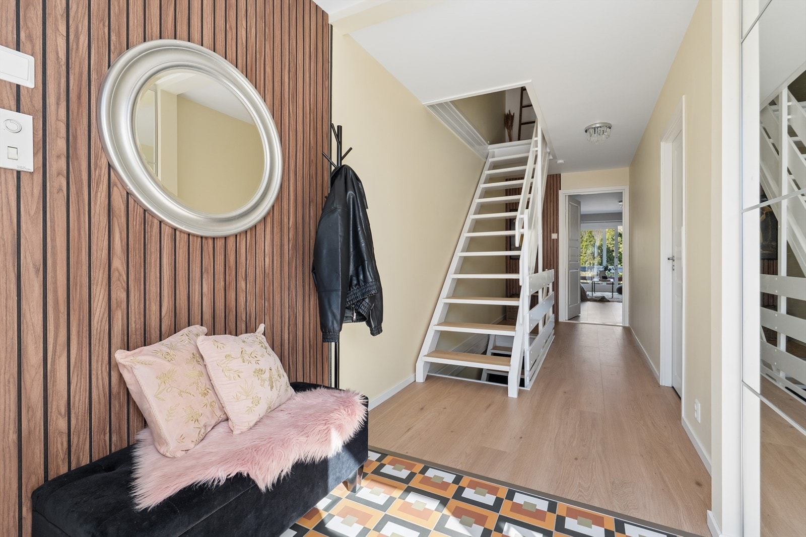 Velkommen inn. Entréen gir et godt førsteinntrykk med nylagte overflater og en malt tretrapp som forbinder etasjene. Galleribilde