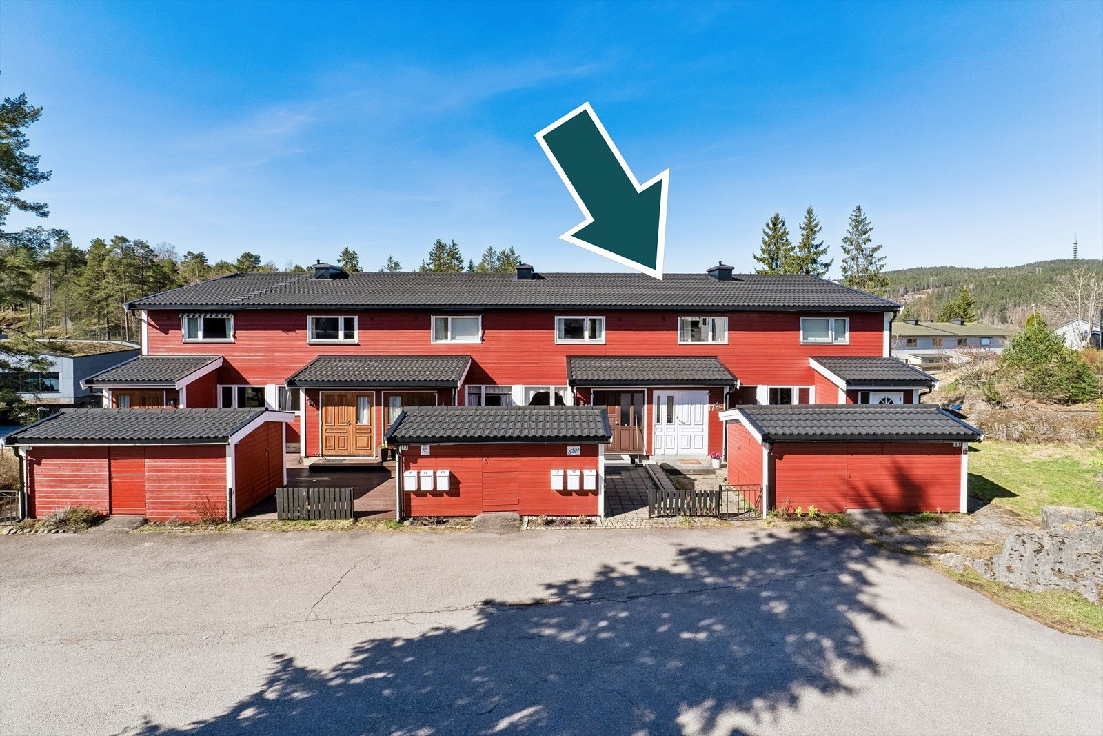 Boligen har rikelig med uteplass, med to balkonger på 5,4 m² hver og en hellebelagt terrasse på 11 m² i underetasjen. Galleribilde