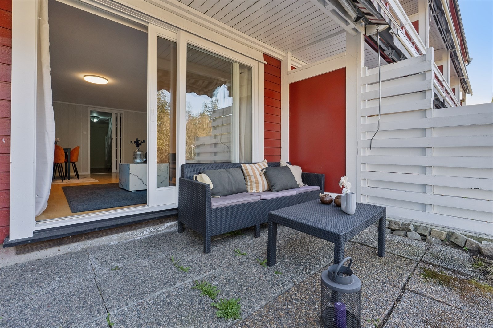 Terrassen i underetasjen er delvis overbygget og gir en skjermet uteplass med direkte utgang fra kjellerstuen. Galleribilde