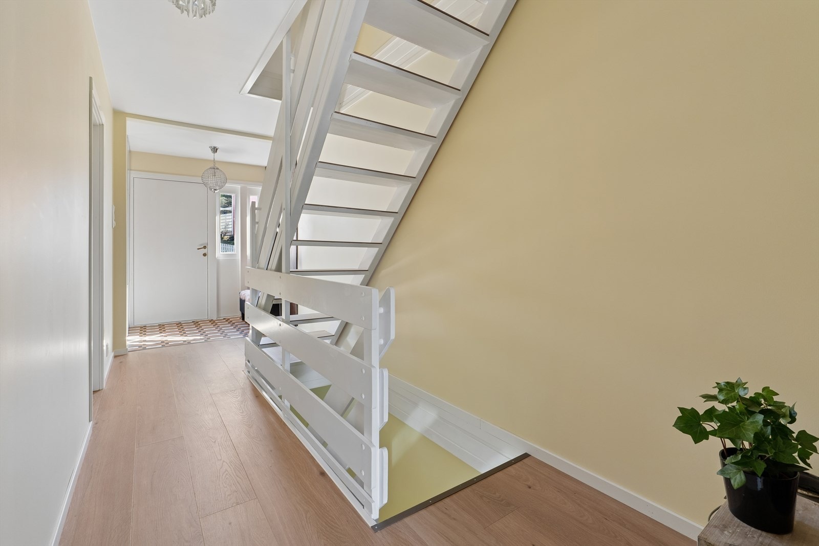 Den malte tretrappen binder de tre etasjene sammen på en elegant måte. Galleribilde