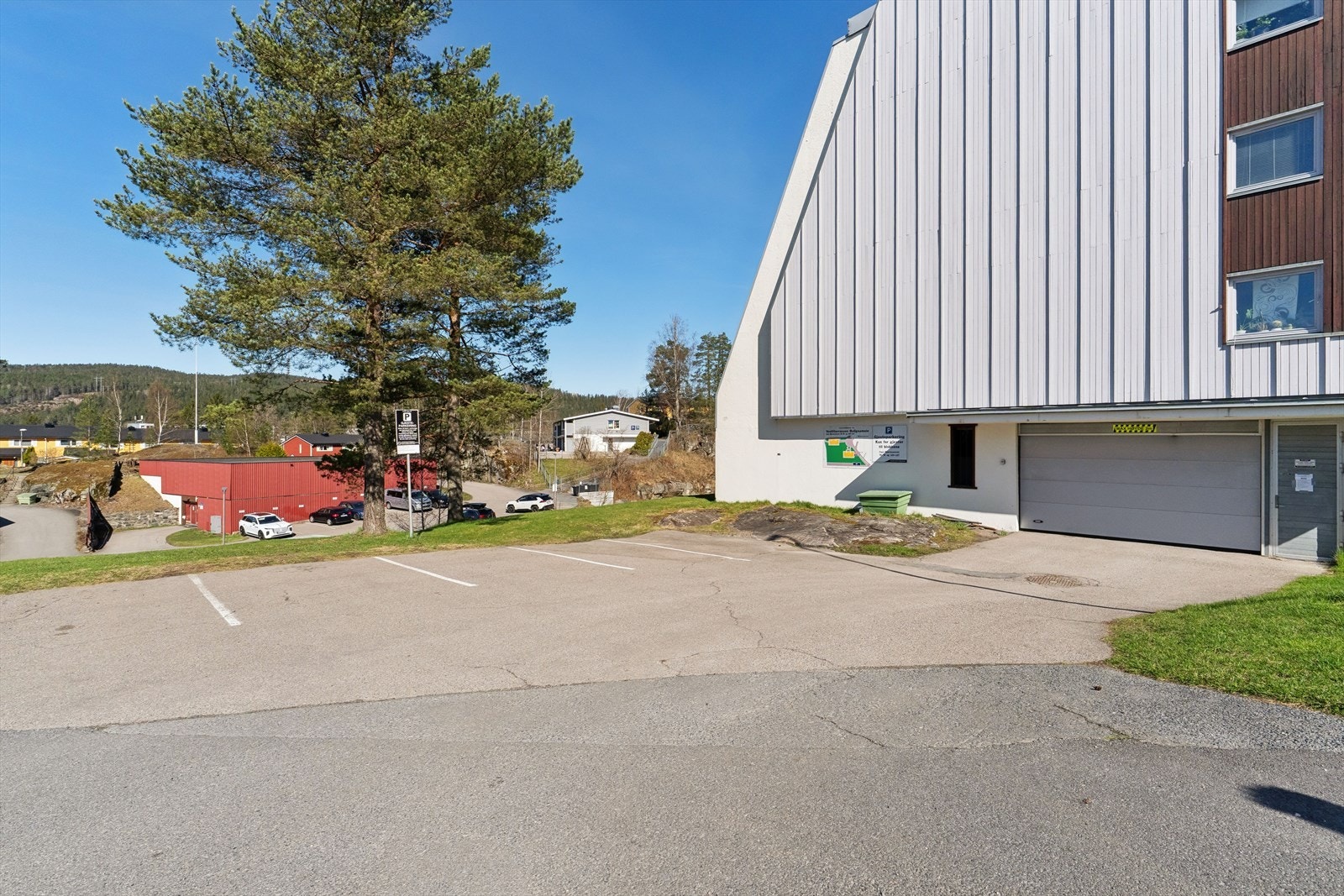 Det medfølger én fast biloppstillingsplass i felles garasjeanlegg. Galleribilde