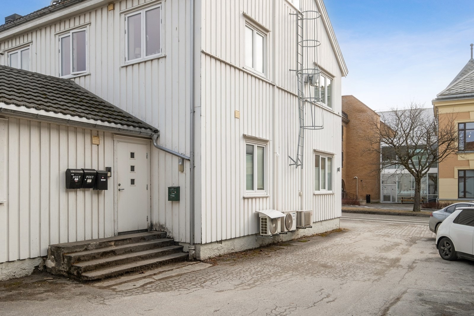 Leiligheten ligger i bakgården, skjermet fra hovedgate. Galleribilde
