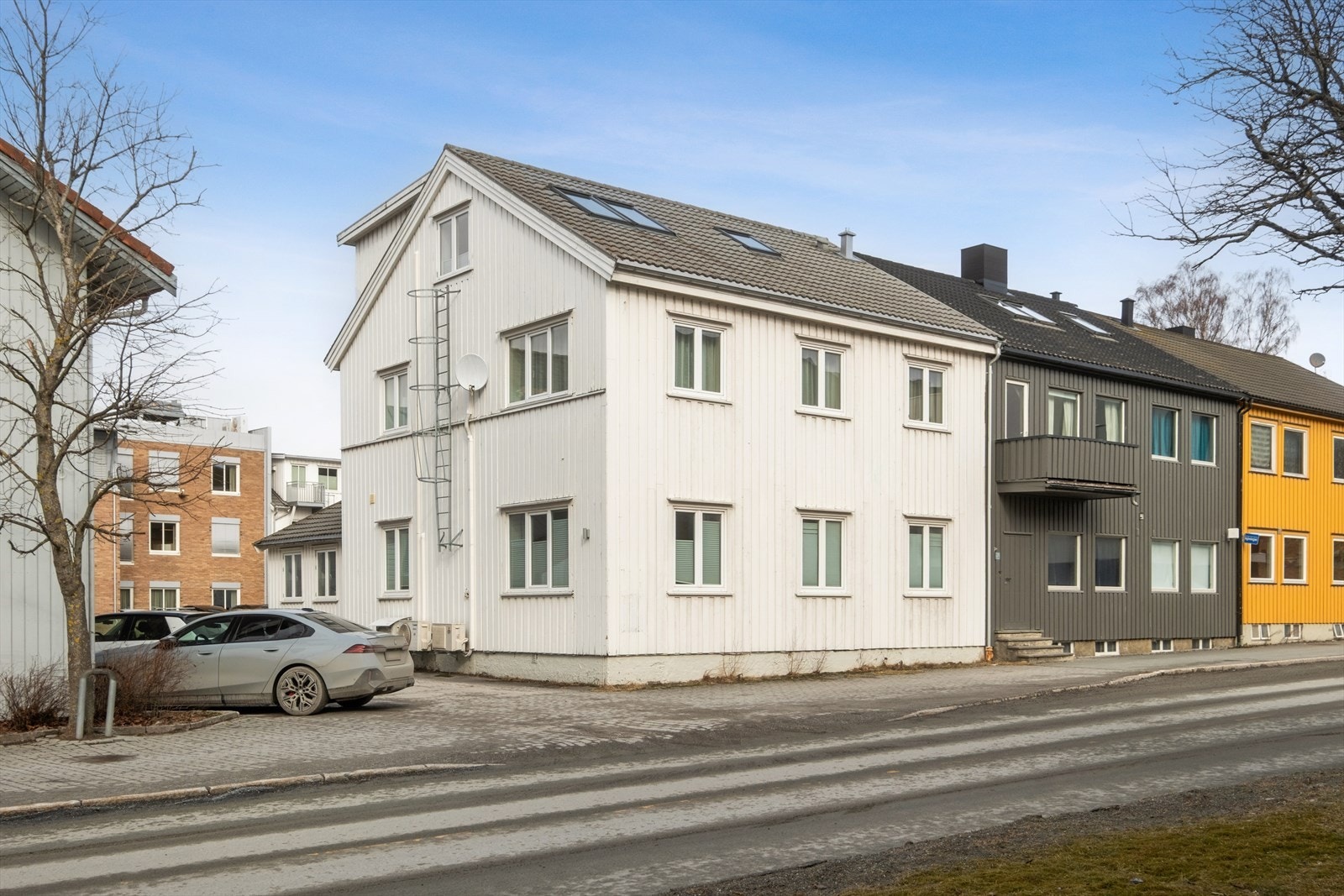 Fra leiligheten har man Nord Universitet like over veien. Steinkjer ungdomsskole og Videregående innen gangavstand. Galleribilde