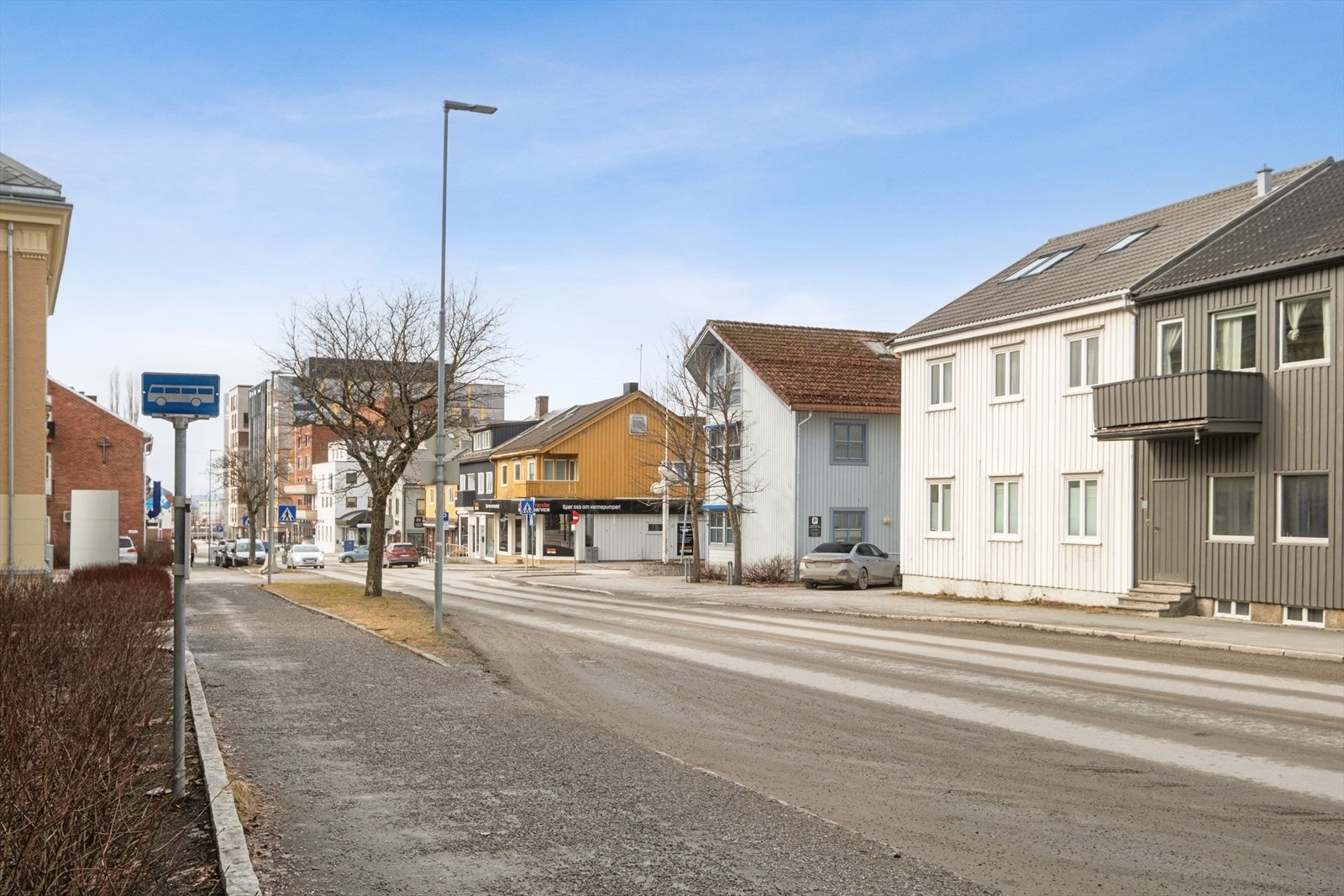 Leiligheten ligger i sentrum med nærhet til butikker, restauranter og skysstasjon. Kjøpesenter i kort gangavstand. Galleribilde