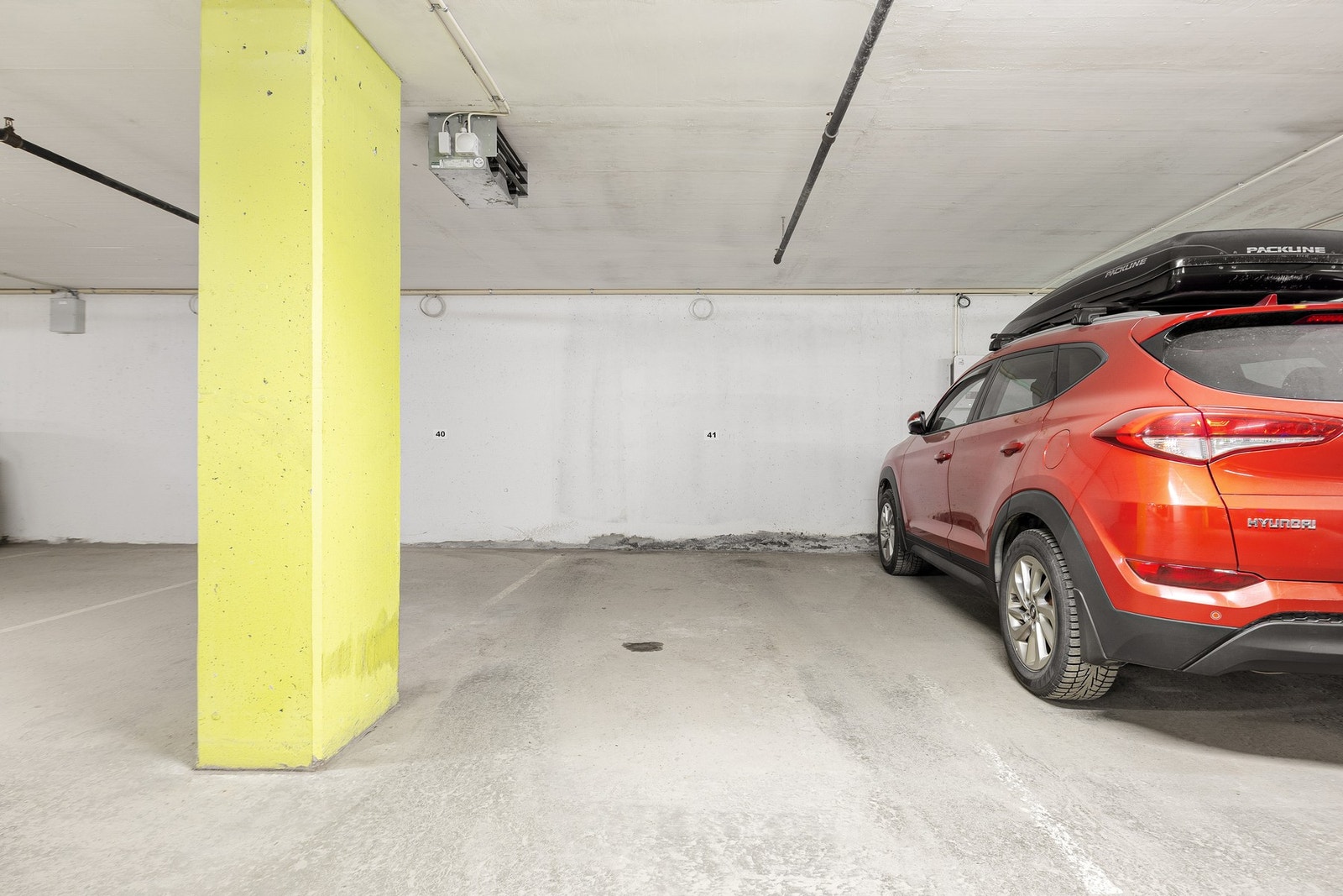 Boligen har egen p-plass i felles garasjekjeller, med mulighet for etablering av elbillader. Galleribilde