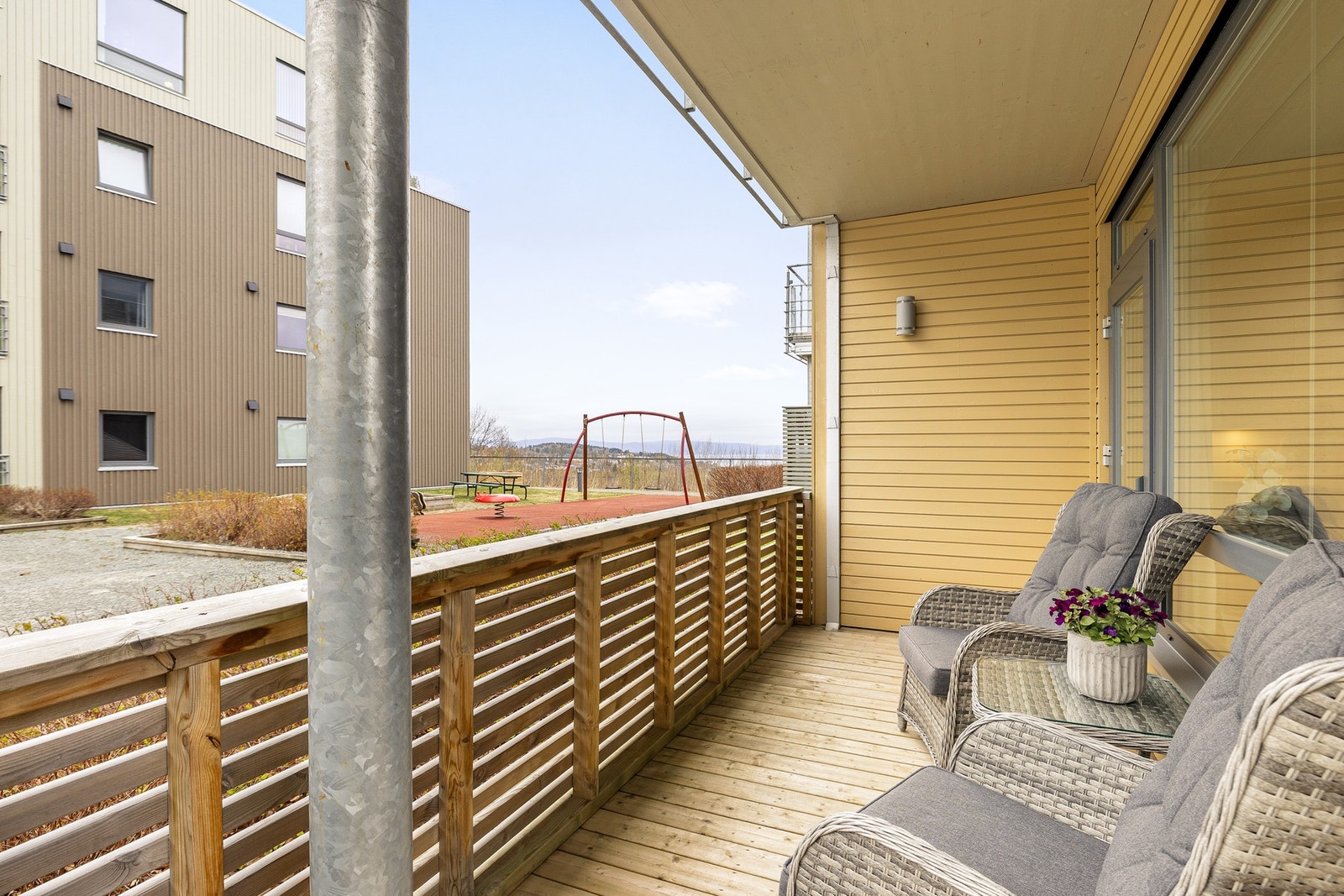Terrassen er på ca. 8 kvm. God plass til utemøbelement som sitteplasser og grill e.l. Galleribilde