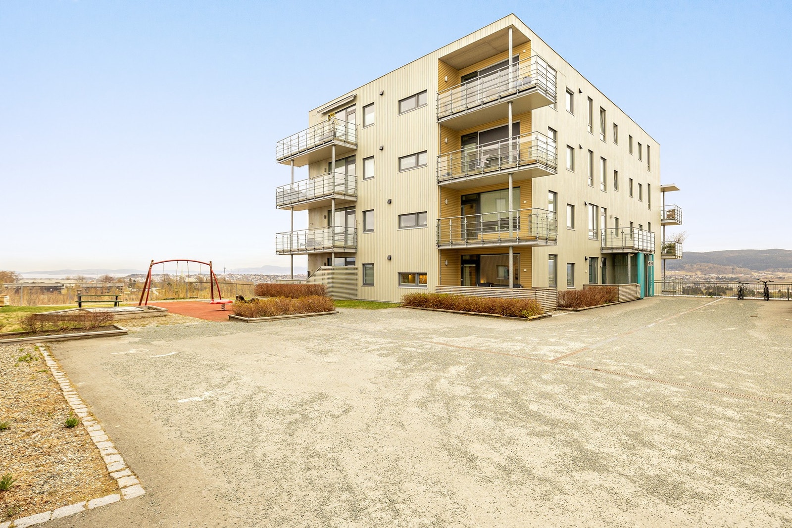 Moderne bygg fra 2015. Sentralt beliggende, i tilbaketrukket og rolige omgivelser, med en spektakulær utsikt over byen. Galleribilde