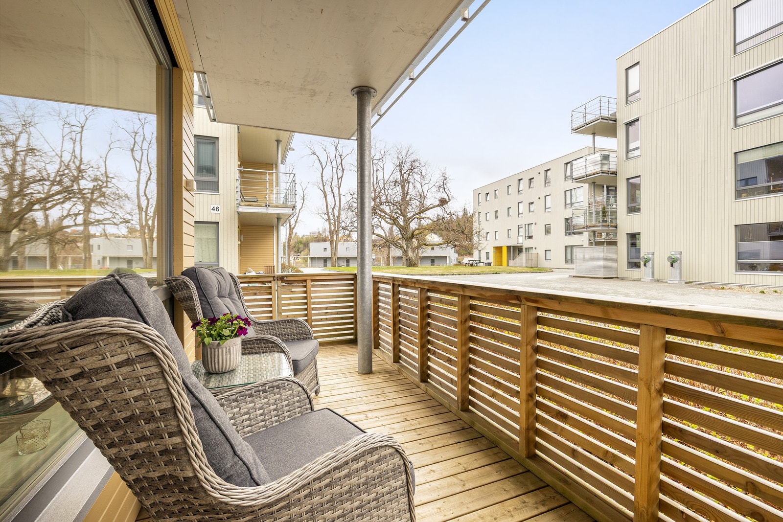 Terrassen er overbygd og har solen fra ca. kl. 10:00 til 19:00 på sommerstid, kun med en times opphold mellom kl. 12:30 og 13:30. Galleribilde