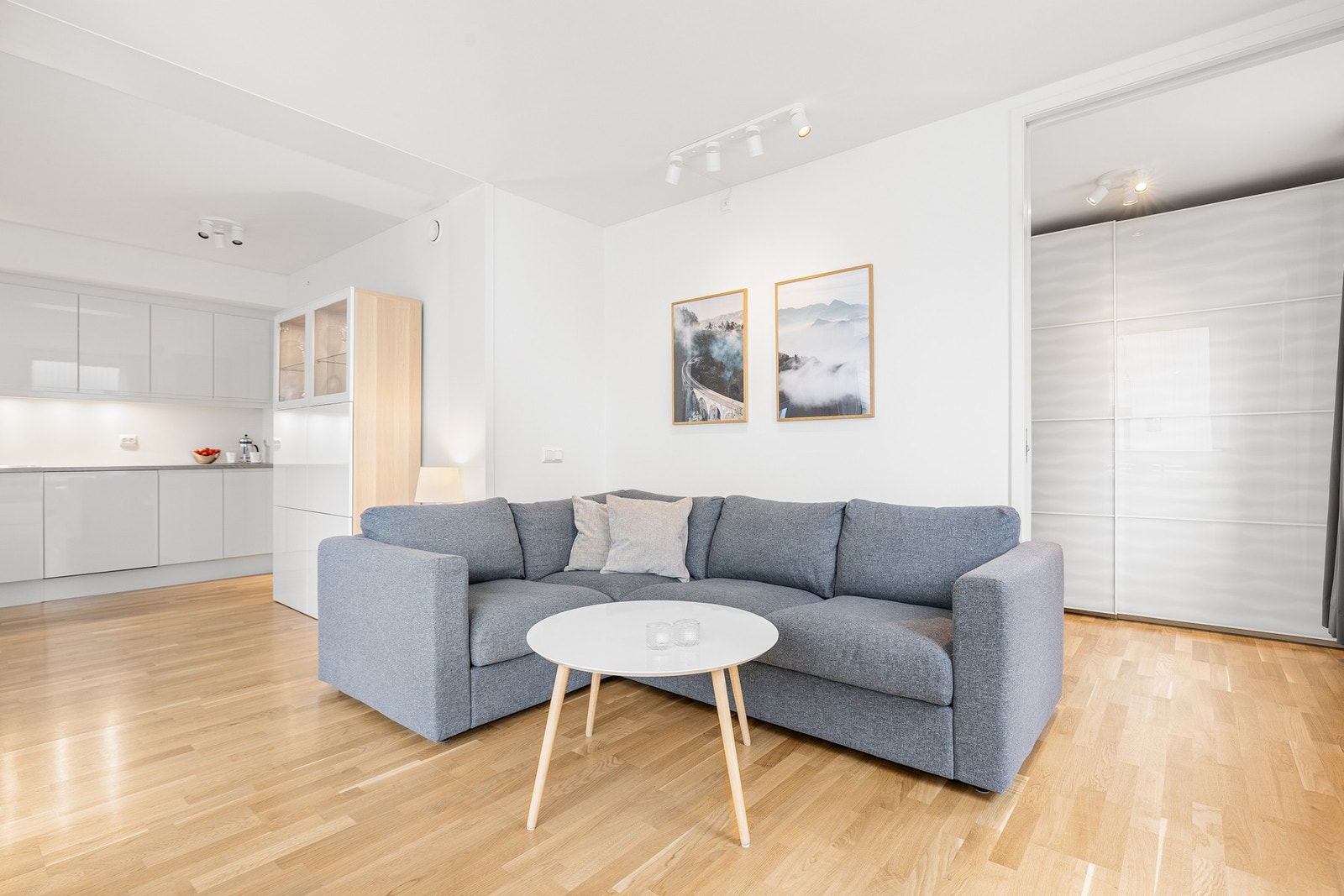 Leiligheten har en gjennomtenkt planløsning med en naturlig inndeling i flere soner. Galleribilde
