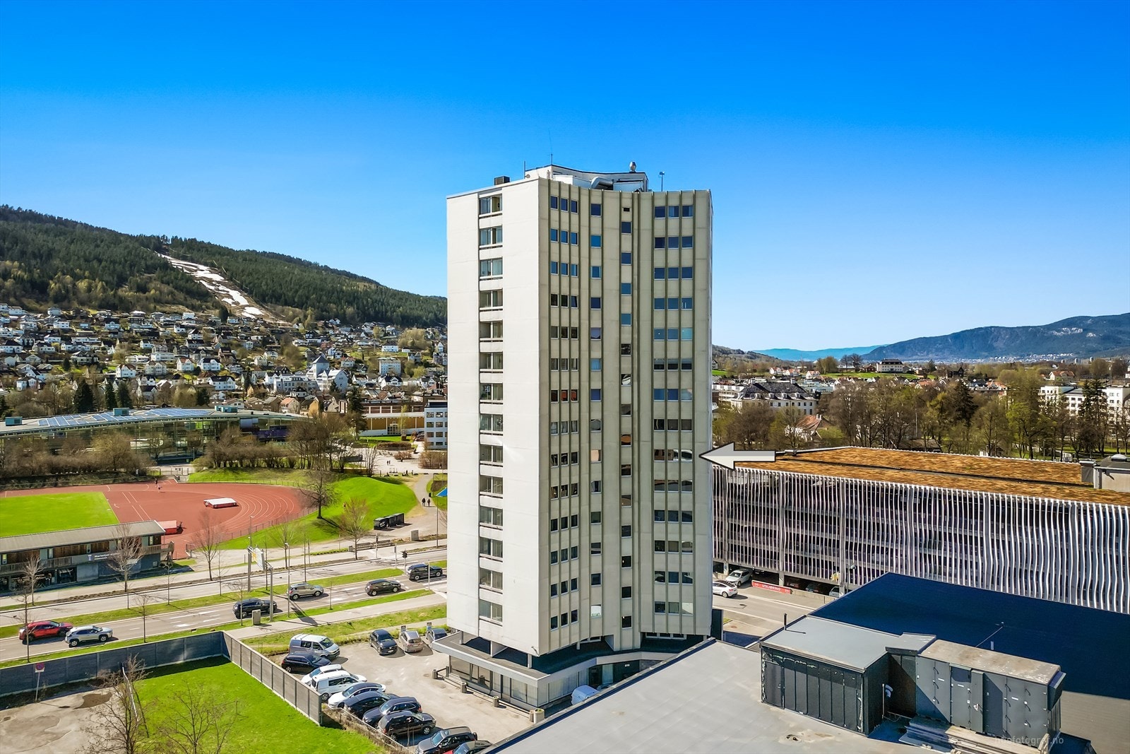 Leiligheten ligger i 6. etasje i Skistadbygget, med svært sentral beliggenhet på Strømsø. Fotograf: Knipzet AS Haiman Askari. Galleribilde