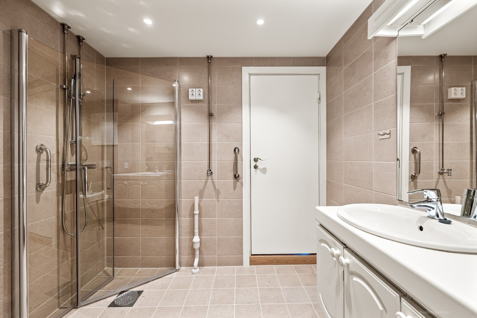 Badet ble oppgradert i 2024 i regi av sameiet, med nytt røropplegg, fliser, elektriske varmekabler i gulvet og downlights i taket. Galleribilde