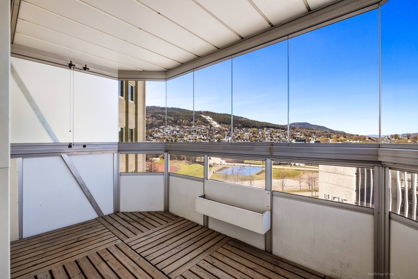 Fra stuen er det utgang til en innglasset balkong på 8 m². Her bor du med umiddelbar nærhet til alt Drammen sentrum har å by på. Galleribilde