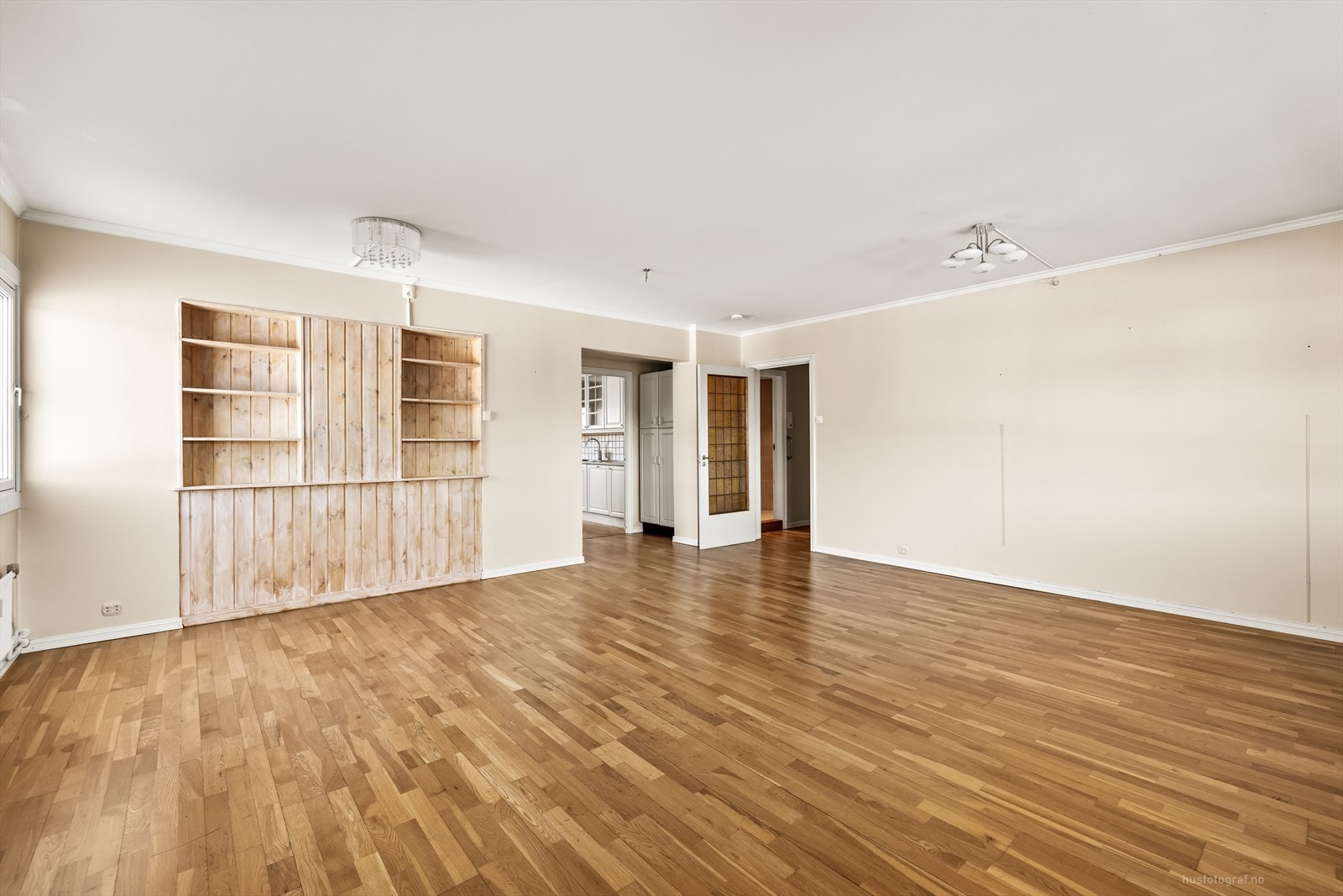 En romslig 4-roms leilighet på 89 m² med en gjennomgående planløsning og parkett på gulvene. Galleribilde
