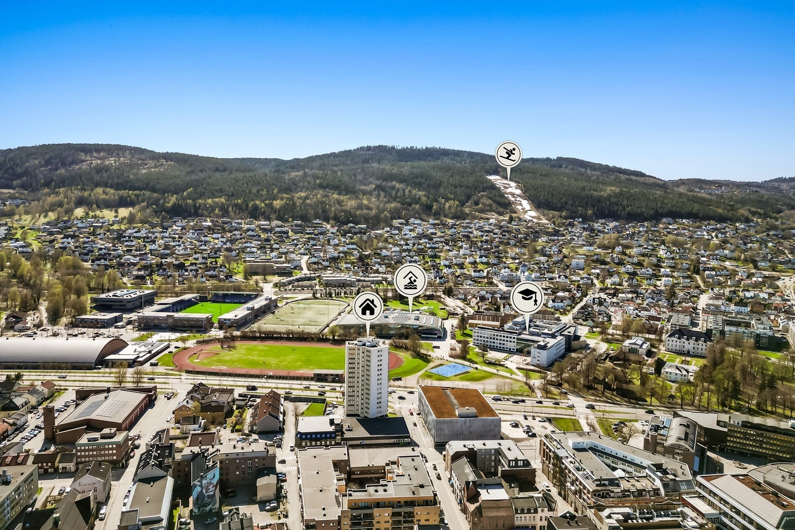 Beliggenheten er ideell med kort gangavstand til Drammen videregående skole og Marienlyst med sine sportsfasiliteter. Galleribilde