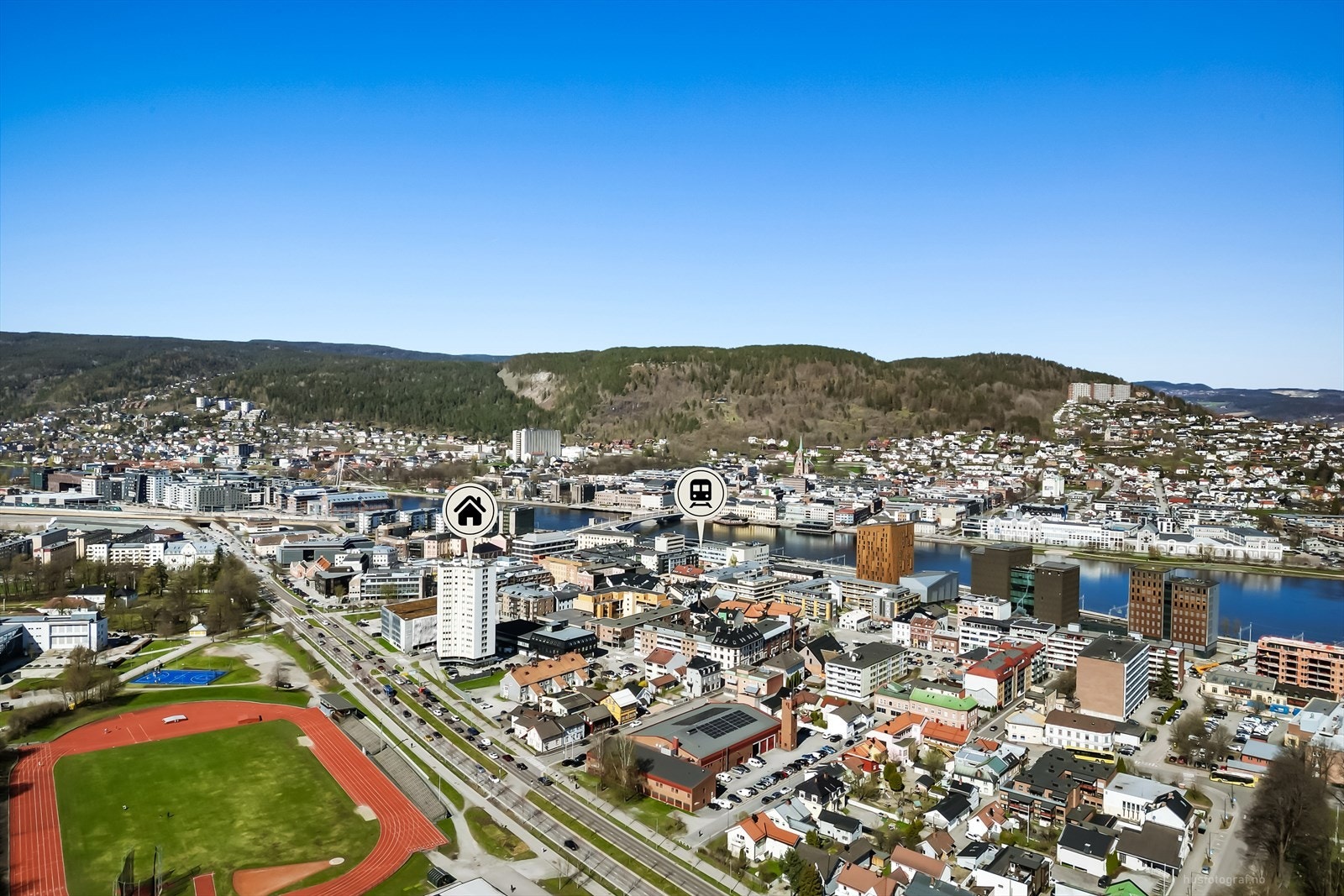 Drammen stasjon ligger få minutters gange fra leiligheten, med hyppige avganger til Oslo og resten av landet. Galleribilde