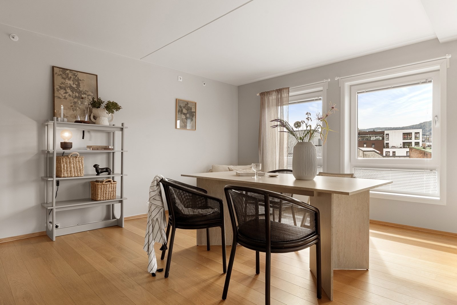 Leiligheten har gode møbleringsmuligheter for både spise- og sofagruppe Galleribilde