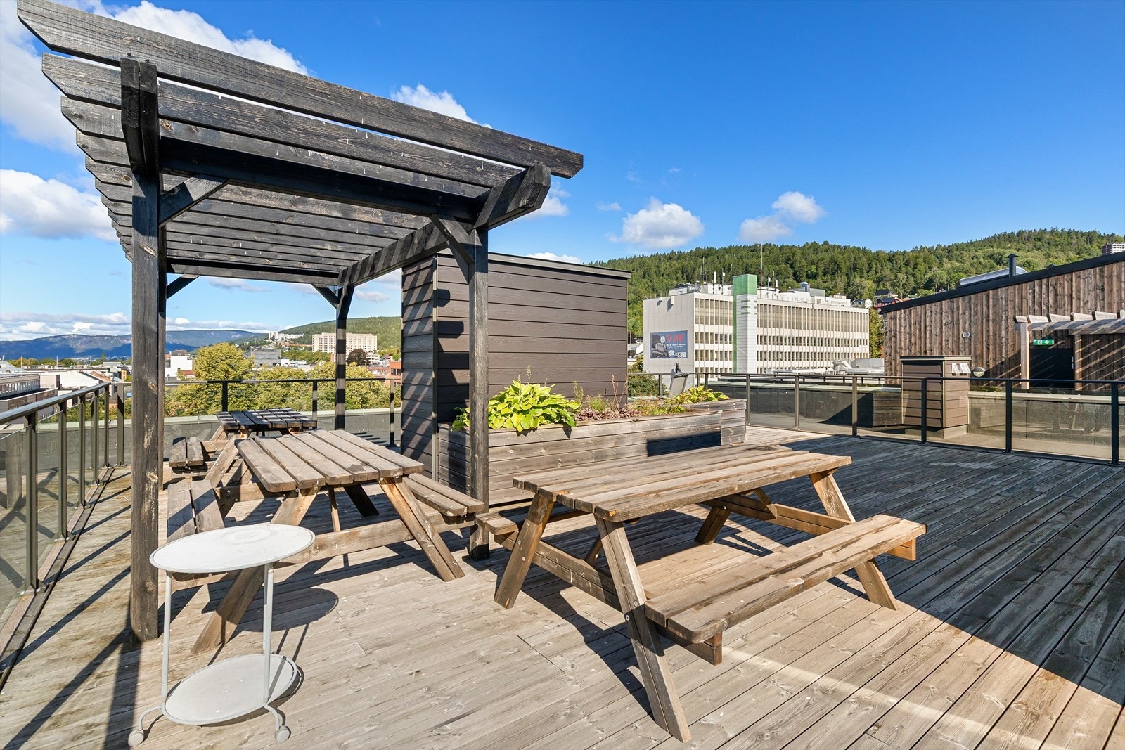 Sameiet har en flott takterrasse med møblement Galleribilde