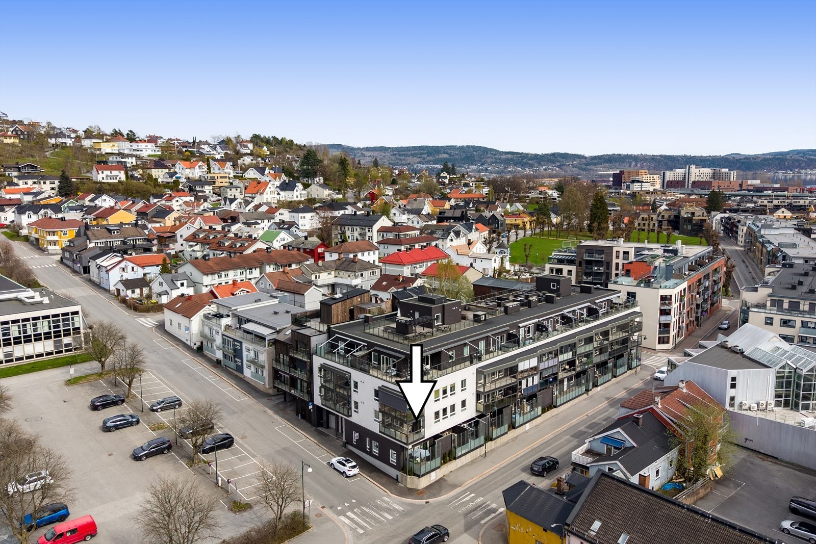 Leiligheten har en sentral beliggenhet med umiddelbar nærhet til alt av byens fasiliteter. Det gjøres oppmerksom på at det planlegges prosjekt i forkant av boligen - B62 - som vil påvirke utsynet fra deler av leiligheten. Galleribilde