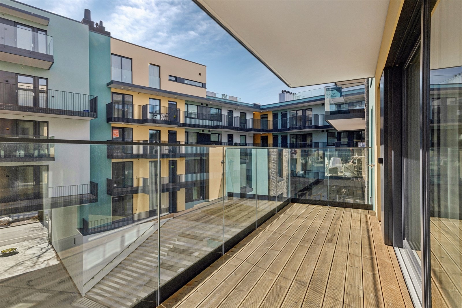 Balkongen har god plass til en sittegruppe og er et perfekt sted å nyte omgivelsene. Galleribilde