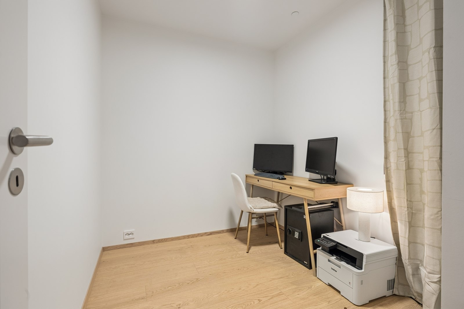 Bod i tilknytning til gangen, ideelt for hjemmekontor eller som en romslig walk-in-garderobe. Galleribilde
