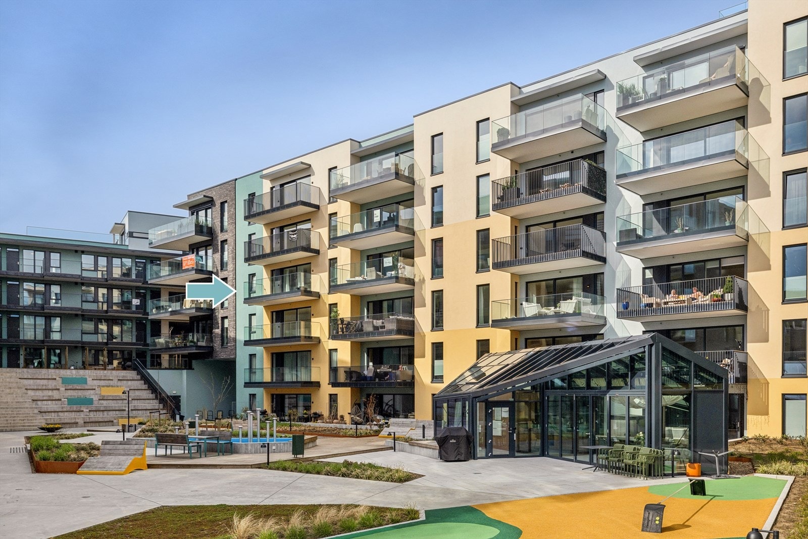 Sameiet har en moderne arkitektur og pent opparbeidede uteområder som skaper et attraktivt bomiljø. Galleribilde