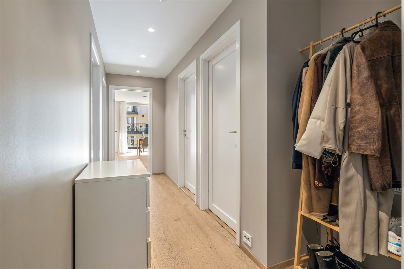 Gangen binder leiligheten sammen og har downlights i taket. Herfra er det tilgang til soverom, bad og bod. Galleribilde