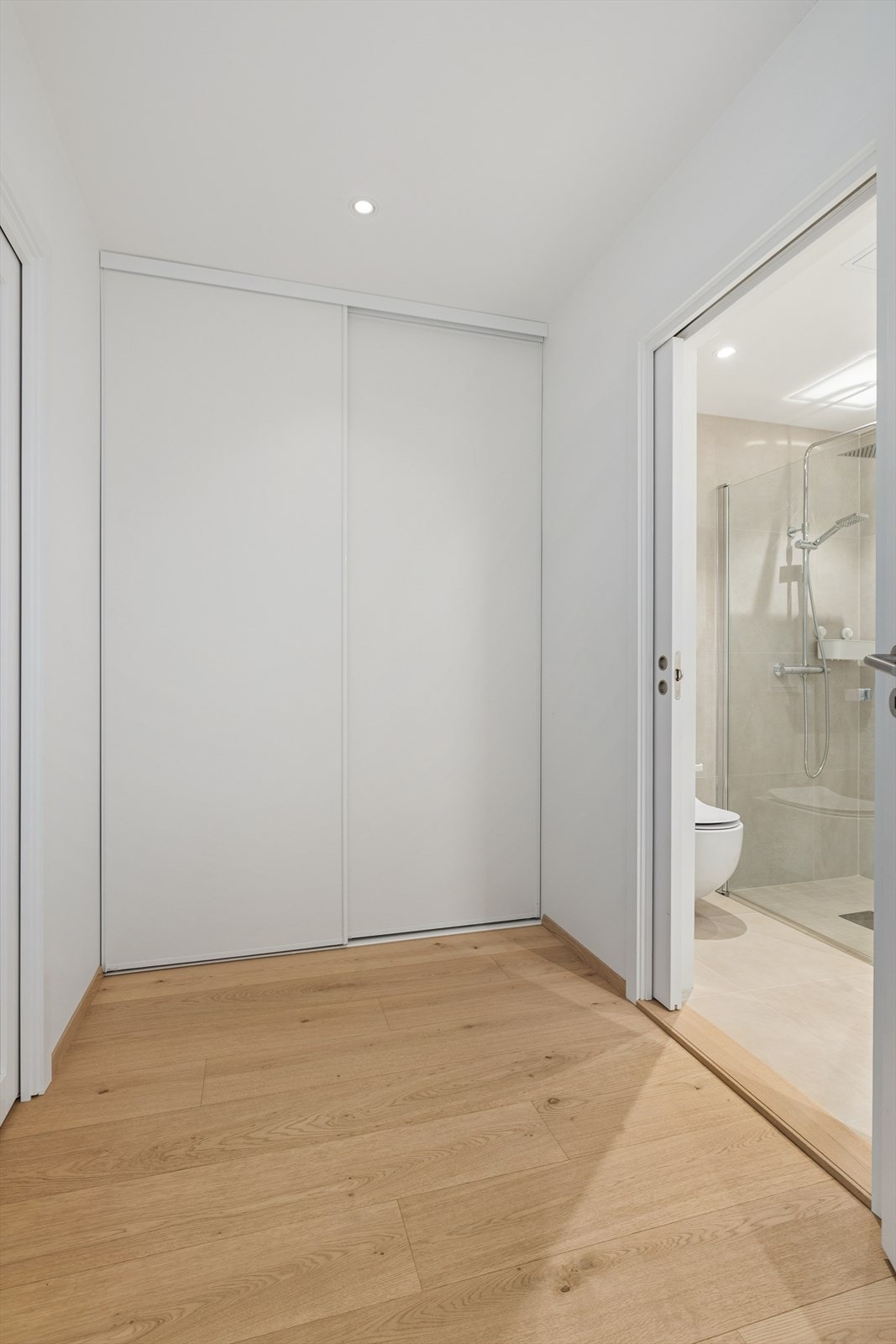 Fra walk-in-garderoben er det direkte adkomst til det ene badet. Galleribilde