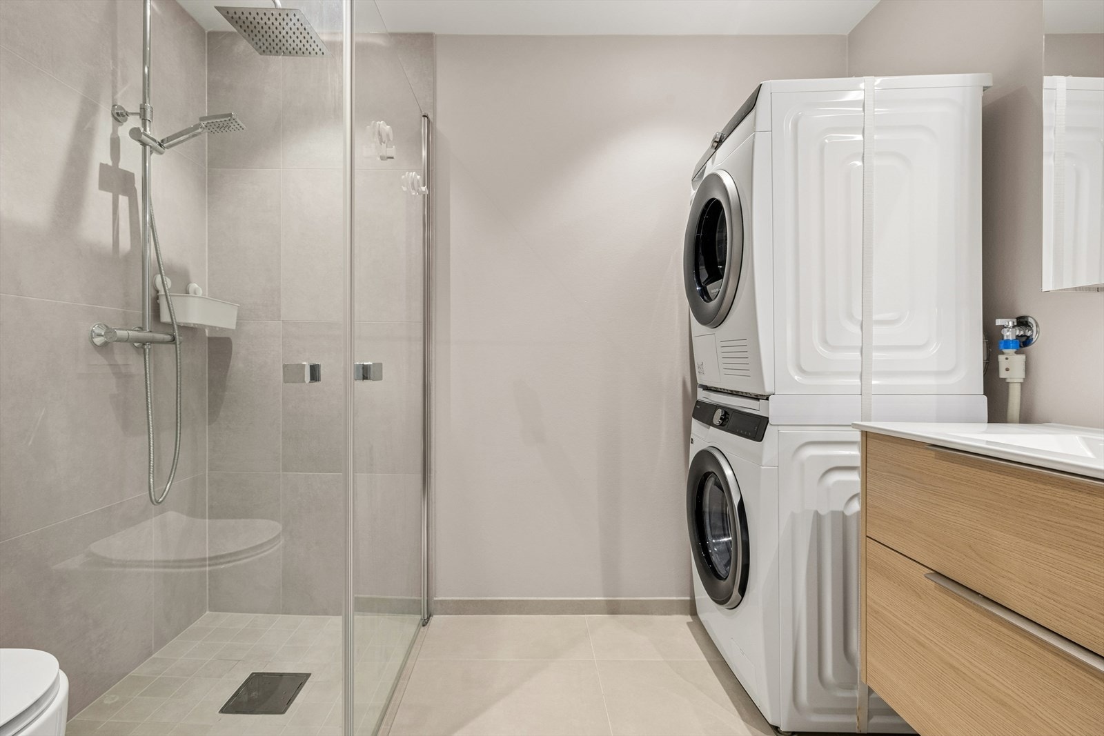 Det ene badet har opplegg for vaskemaskin og tørketrommel. Galleribilde
