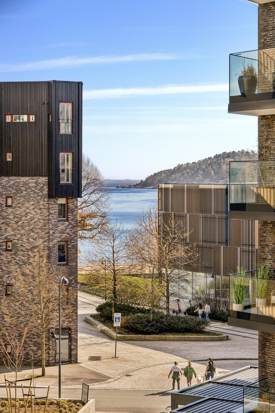 Beliggenheten er unik, med umiddelbar nærhet til strandpromenaden og Bystranda. Galleribilde