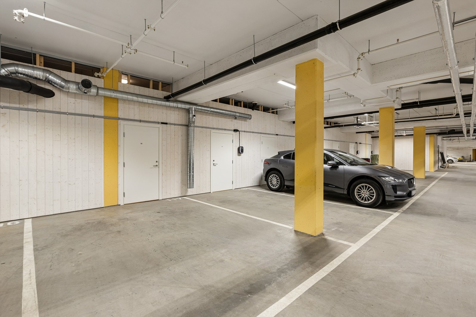 Fast parkeringsplass i felles garasjeanlegg, nr 118. Det er installert elbillader, og det medfølger bod i bakkant for rikelig med lagringsplass. Galleribilde