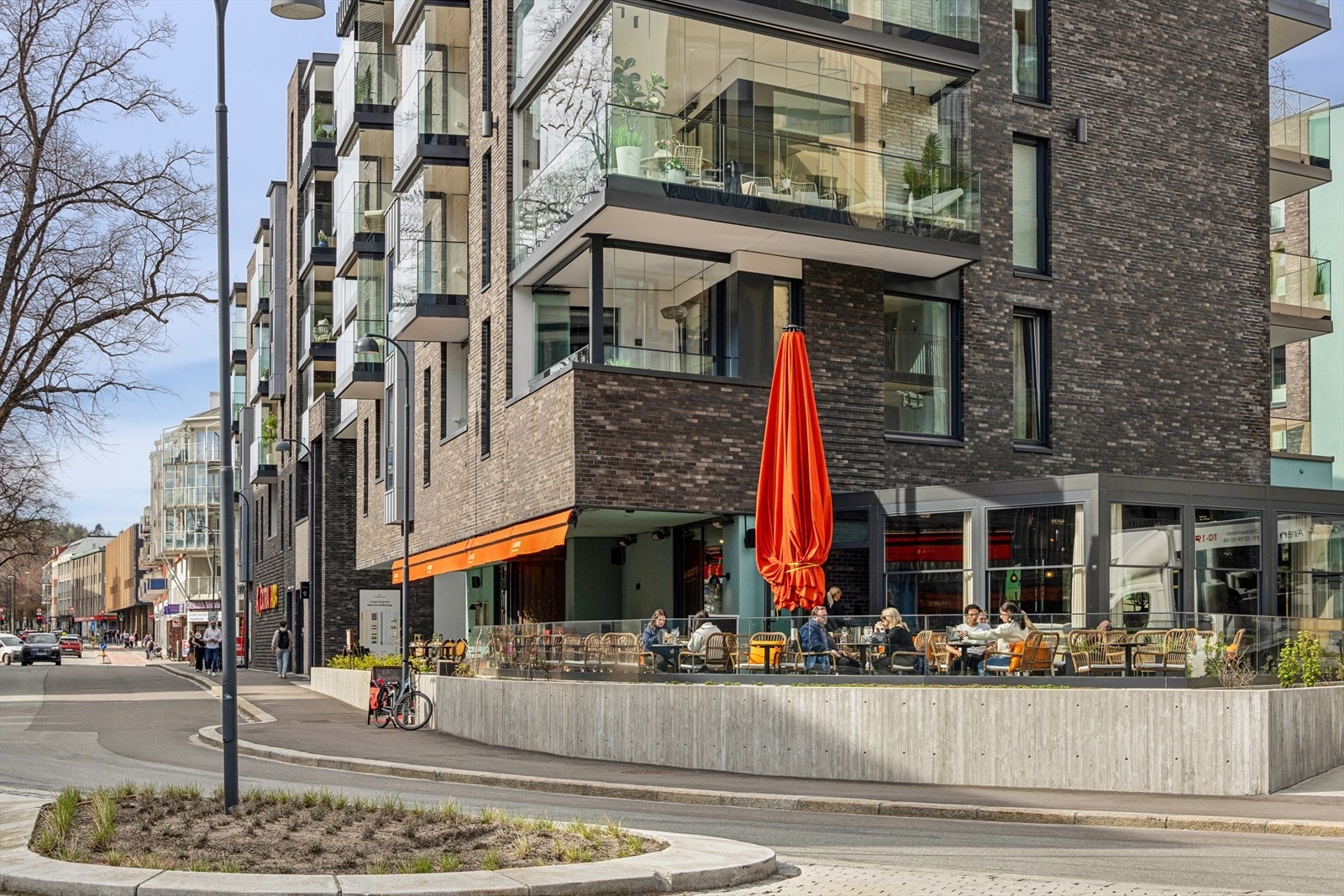 I samme bygg finner du den populære restauranten La Recette. Dagligvarebutikker som Rema 1000 og Coop Extra er under tre minutter unna. Galleribilde