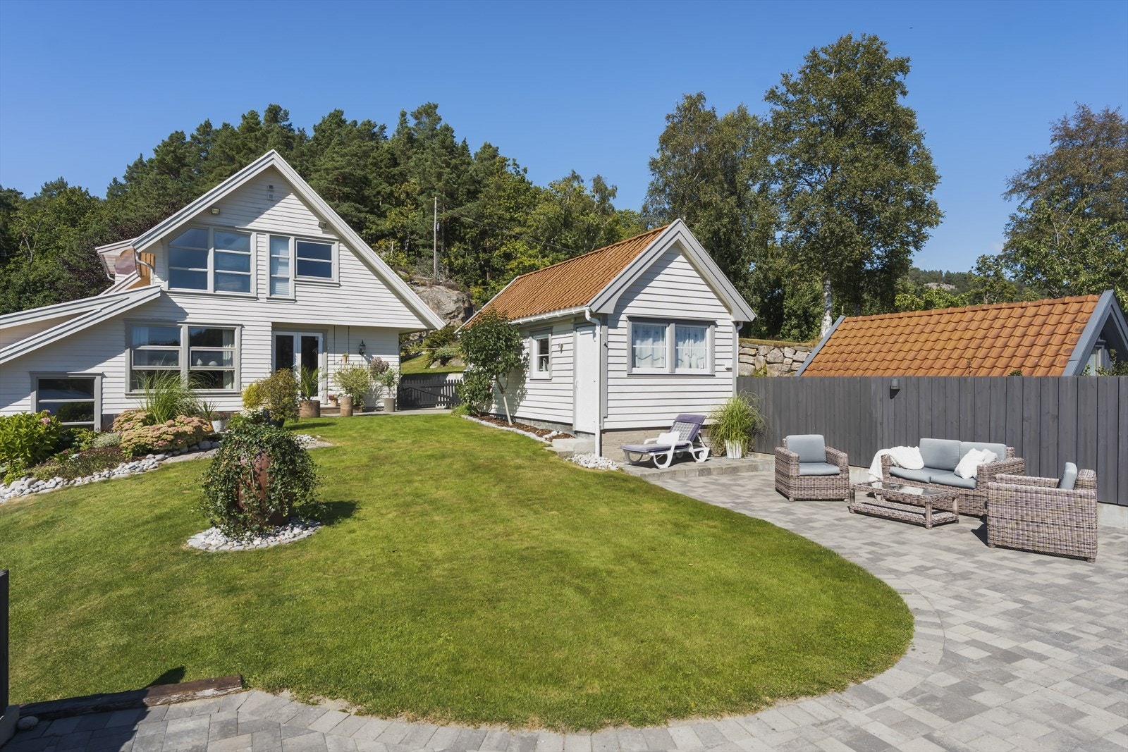 Eiendommen har meget usjenerte og solrike utesoner Galleribilde