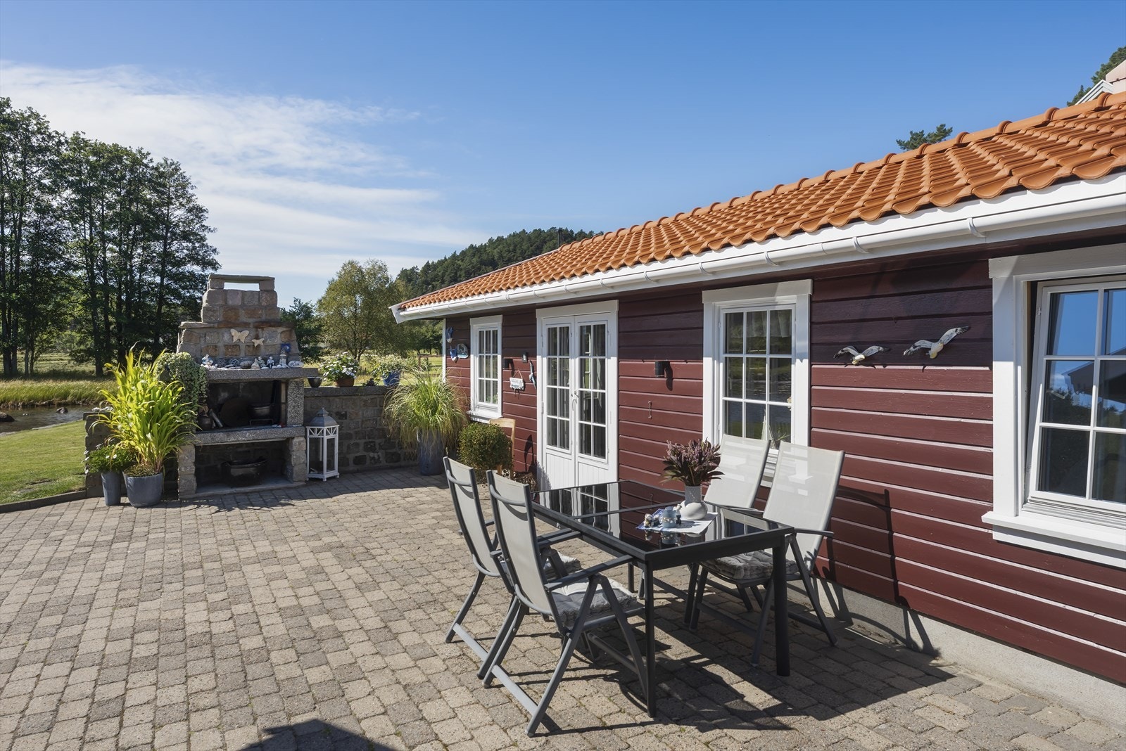 Sjøbod opparbeidet med hyggelig uteplass Galleribilde