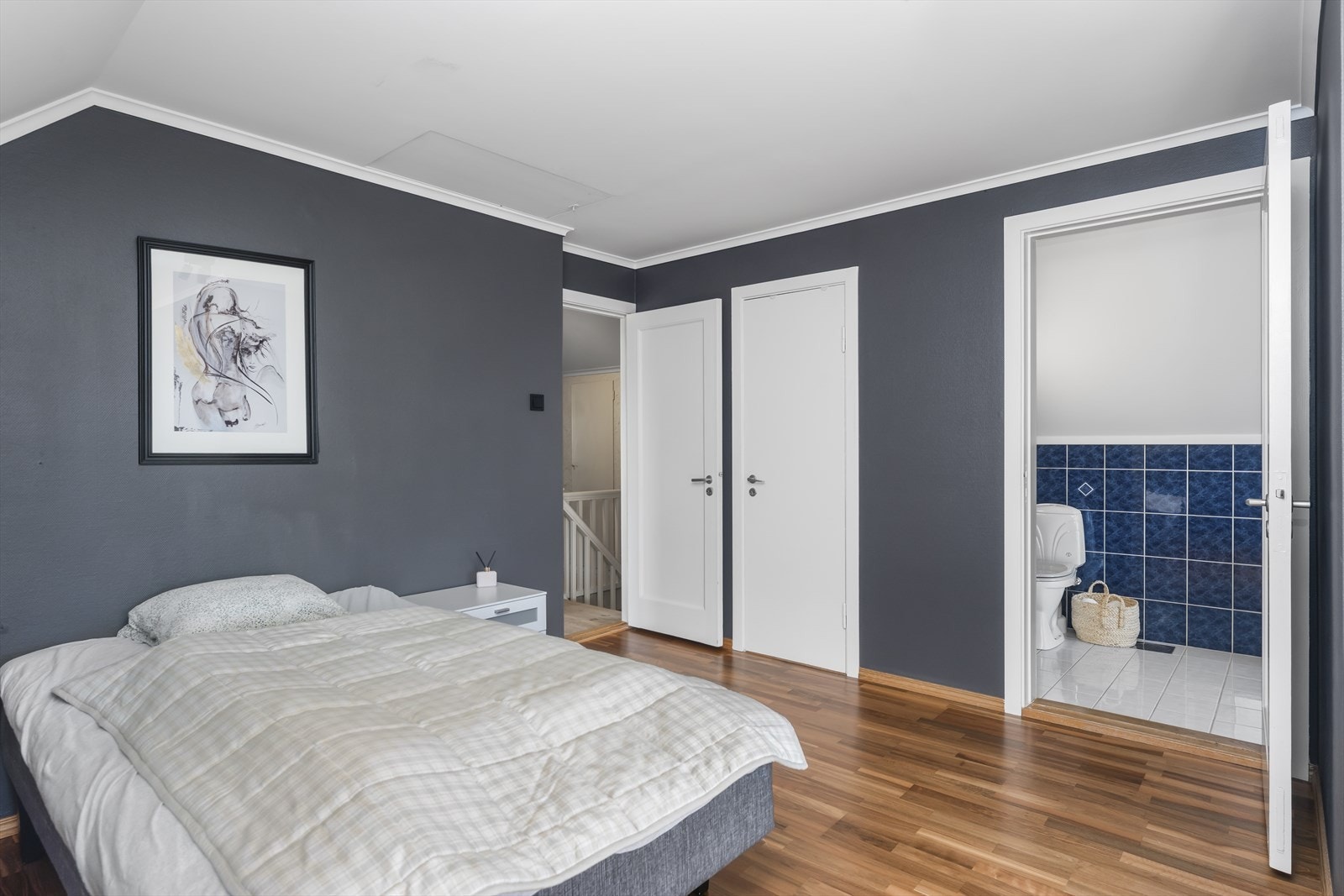 Hovedsoverommet med eget bad i tilknytning Galleribilde