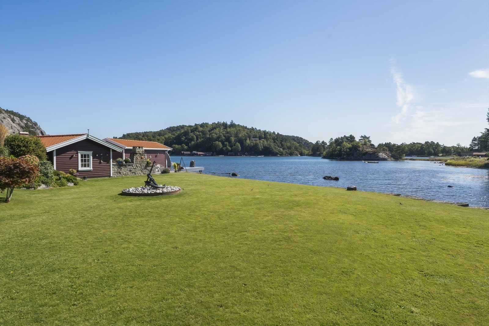 Eiendommen er av god størrelse med lang strandlinje Galleribilde