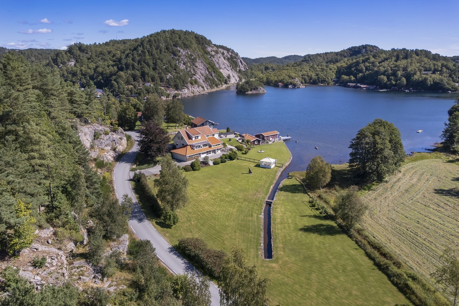 Enebolig med dobbel garasje i tilknytning til boligen, sjøbod, båthus, lysthus og frittstående garasje Galleribilde