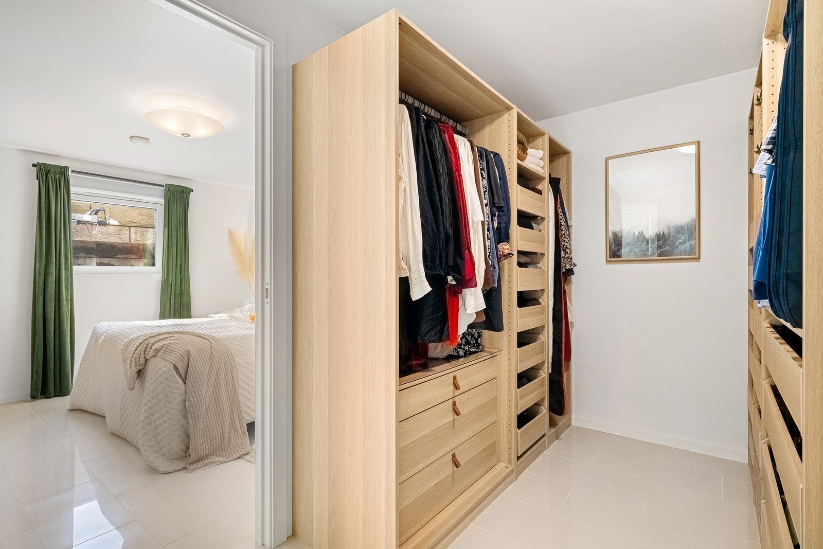 I kjelleren er det walk-in closet fra soverommet og gang. Galleribilde
