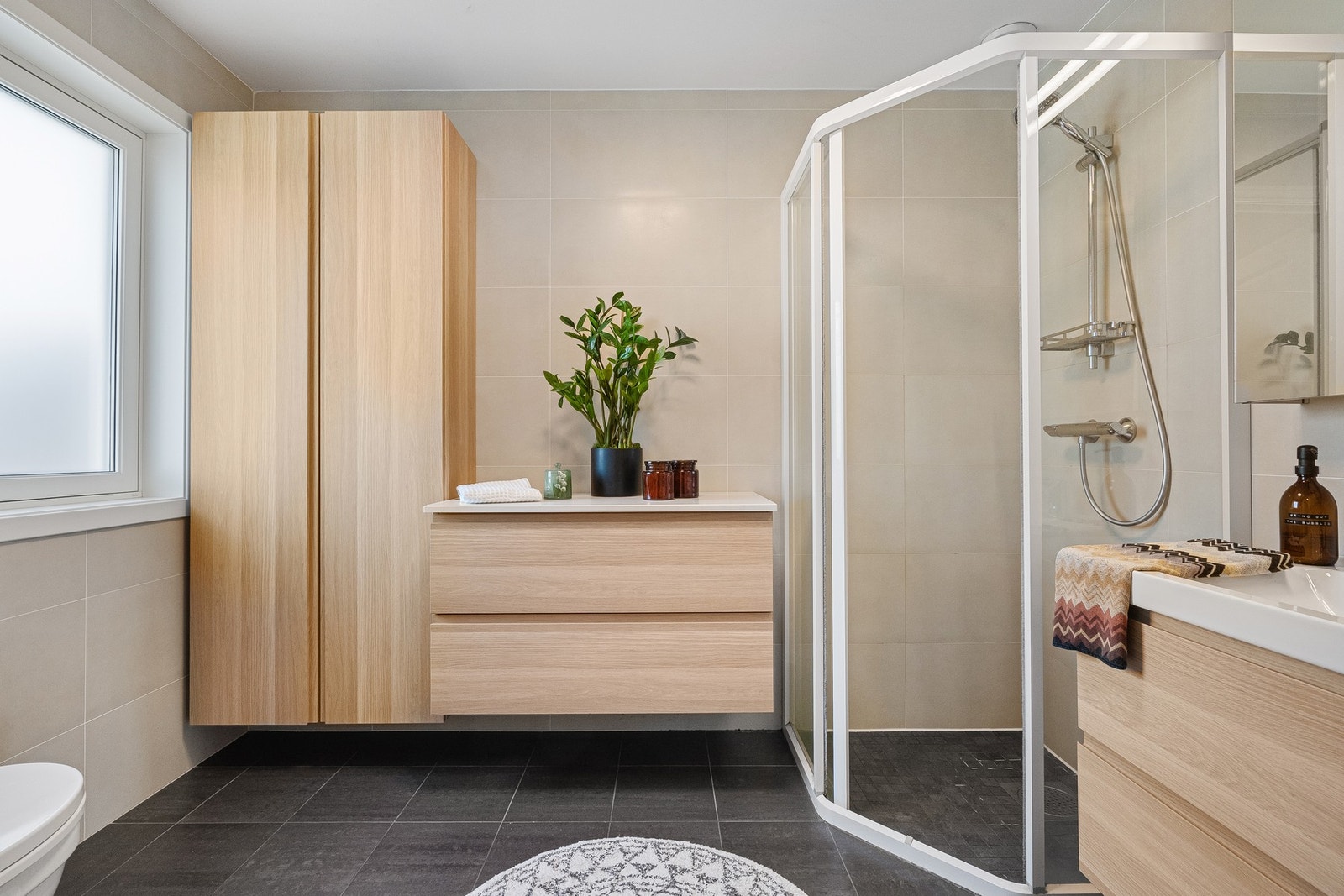 Moderne helfliset bad, med gode oppbevarings muligheter. Galleribilde