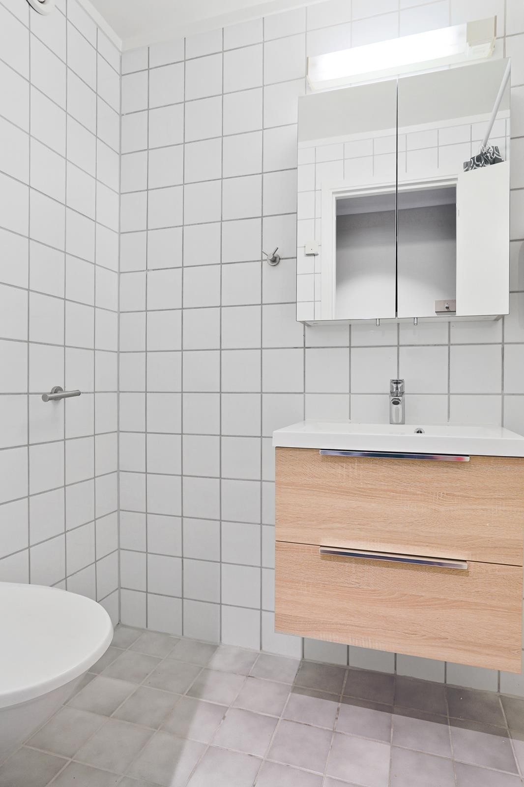 Bad inneholder dusj, wc og servant Galleribilde