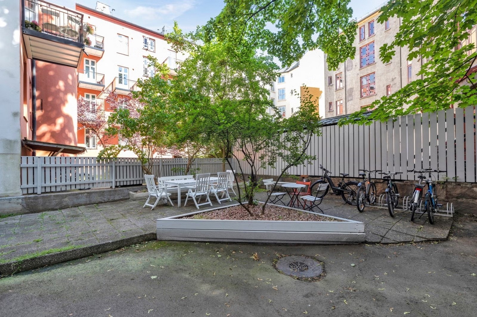 Trivelig bakgård med hyggelige sitteplass om våren og sommeren. Galleribilde