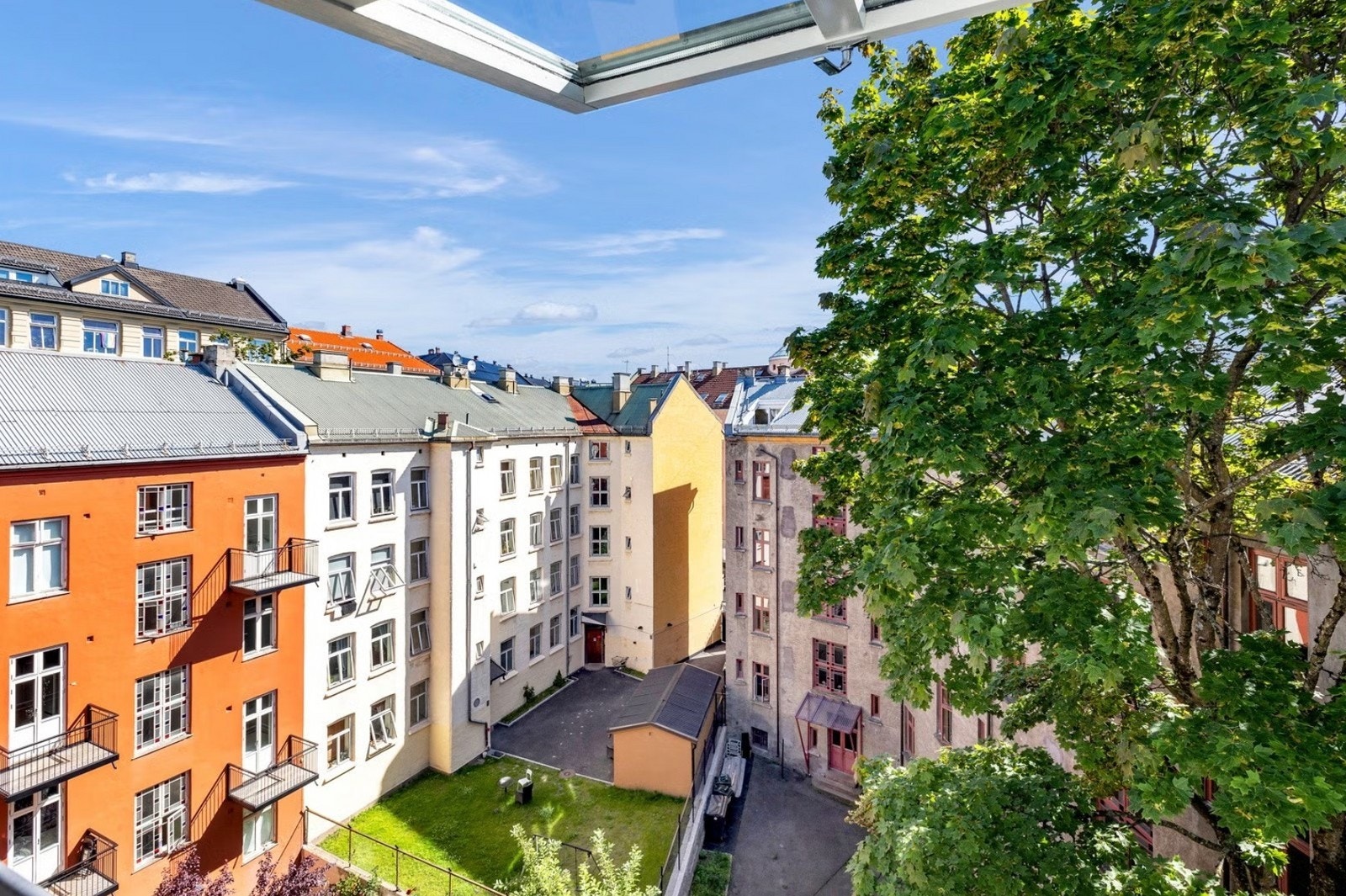 Hyggelig utsikt mot sjarmerende bakgård. Galleribilde